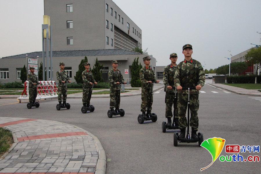 战士们正在体验平衡车驾驶技巧。  中国青年网通讯员 李天 摄 
