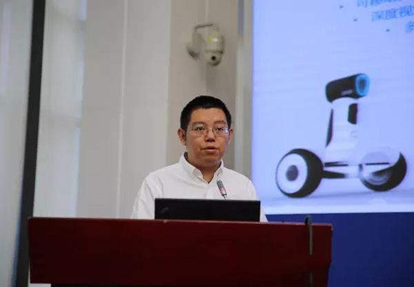 王野在北京市政府新闻发布会介绍“赛格威机器人”项目成果