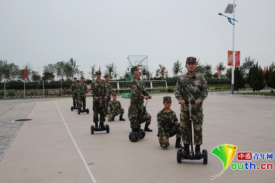 战士们正在体验平衡车驾驶技巧。  中国青年网通讯员 李天 摄 