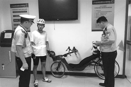 平衡车已不新鲜！南京一男子躺着骑车引发交通混乱